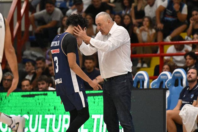 BASKETBALL - EuroCup - Napoli Basketball vs. Cosea JL Bourg-en-Bresse Photo by IPA ABACAPRESS.COM89158062 - Jasmin Repesa, coach of Napoli Basketball, speaks with Jeffrey Dowtin Jr. of Napoli Basketball during the game against Cosea JL Bourg-en-Bresse in the EuroCup basketball match between Napoli Basketball and Cosea JL Bourg-en-Bresse in Naples, Italy, on September 30, 2026 Naples Italy  Copyright: xIPAxSport ABACAx
