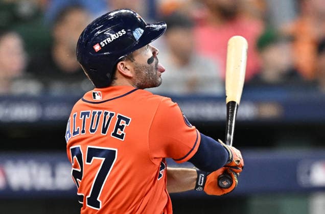 Houston Astros Jose Altuve (27) hits a solo home run against the Chicago White Sox in the fourth inning of an MLB, Baseball Herren, USA American League Wild Card game at Daikin Park in Houston, Texas, on Wednesday, September 30, 2026.  HOU20260930730 MARIAxLYSAKER