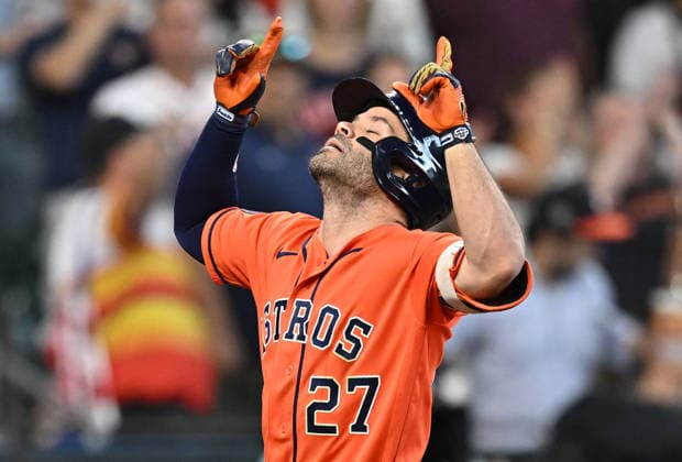 Houston Astros Jose Altuve (27) celebrates after hitting a solo home run against the Chicago White Sox in the fourth inning of an MLB, Baseball Herren, USA American League Wild Card game at Daikin Park in Houston, Texas, on Wednesday, September 30, 2026.  HOU20260930732 MARIAxLYSAKER