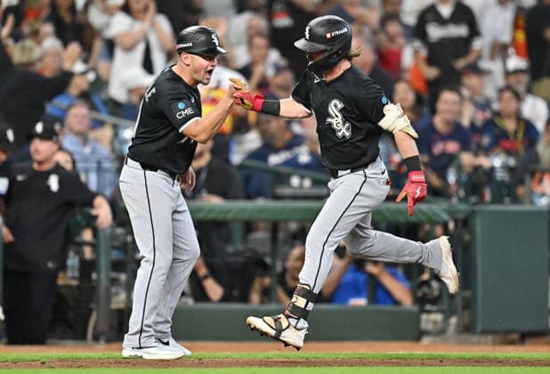 Chicago White Sox Chase Meidroth (10) celebrates with first base coach Jose Leger after hitting a three-run home run against the Houston Astros in the sixth inning of an MLB, Baseball Herren, USA American League Wild Card game at Daikin Park in Houston, Texas, on Wednesday, September 30, 2026.  HOU20260930741 MARIAxLYSAKER
