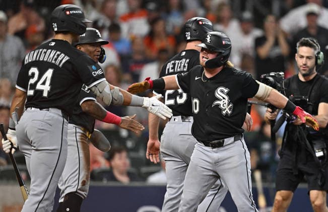 Chicago White Sox Chase Meidroth (10) celebrates with teammates after hitting a three-run home run against the Houston Astros in the sixth inning of an MLB, Baseball Herren, USA American League Wild Card game at Daikin Park in Houston, Texas, on Wednesday, September 30, 2026.  HOU20260930742 MARIAxLYSAKER