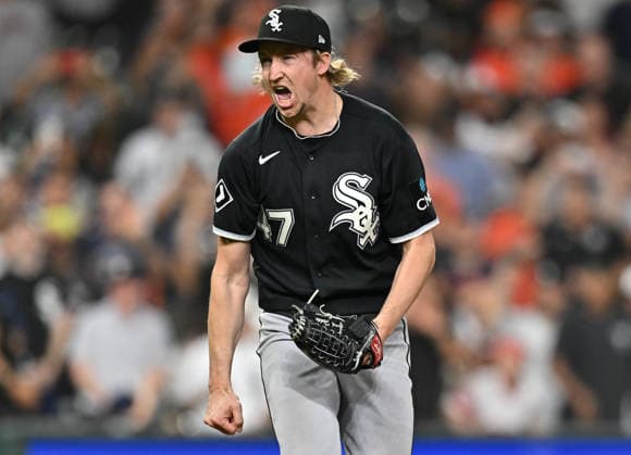 Chicago White Sox pitcher Erick Fedde (47) celebrates after the White Sox defeated the Houston Astros 7-3 to win their MLB, Baseball Herren, USA American League Wild Card series at Daikin Park in Houston, Texas, on Wednesday, September 30, 2026. The White Sox advance to play the Cleveland Guardians in the American League Division Series.  HOU20260930744 MARIAxLYSAKER
