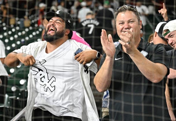 Chicago White Sox fans celebrate after the White Sox defeated the Houston Astros 7-3 to win their MLB, Baseball Herren, USA American League Wild Card series at Daikin Park in Houston, Texas, on Wednesday, September 30, 2026. The White Sox advance to play the Cleveland Guardians in the American League Division Series.  HOU20260930750 MARIAxLYSAKER