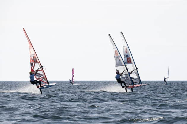 PWA Citroën World Windsurfing Tour Sylt 2026 Day 5 Slalom Foil Men Sylt Westerland, September 30, 2026 Pierre Mortefon Slalom Foil Men, France, F 14 John Soukos Slalom Foil Men, Greece, GRE 198 PWA Citroën World Windsurfing Tour Sylt 2026 Day 5 Slalom Foil Men on September 30, 2026, off Brandenburger Beach, motorboat on Sylt, Westerland, Germany Copyright: xBEAUTIFULxSPORTS AndreasxDickx