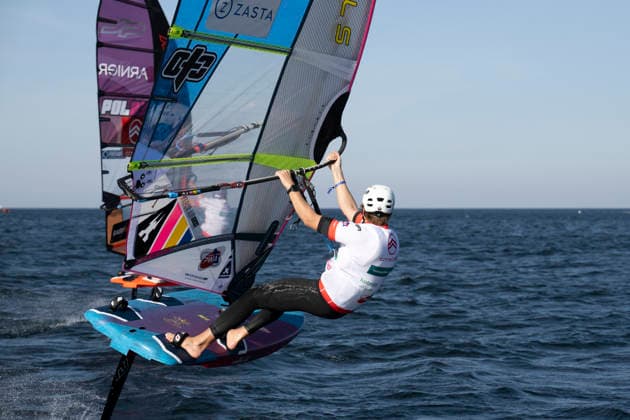PWA Citroën World Windsurfing Tour Sylt 2026 Day 5 Slalom Foil Men Sylt Westerland, September 30, 2026 Scotty Stallman Slalom Foil Men, England, GBR 68 PWA Citroën World Windsurfing Tour Sylt 2026 Day 5 Slalom Foil Men on September 30, 2026, off Brandenburger Beach, motorboat on Sylt, Westerland, Germany Copyright: xBEAUTIFULxSPORTS AndreasxDickx