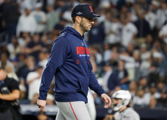 Boston Red Sox manager Chad Tracy walks back to the dugout after bringing pitcher Erik Miller to throw against the New York Yankees in the fifth inning of an MLB, Baseball Herren, USA American League Wild Card game at Yankee Stadium in New York City, on Wednesday, September 30, 2026.  NYP20260930712 JOHNxANGELILLO