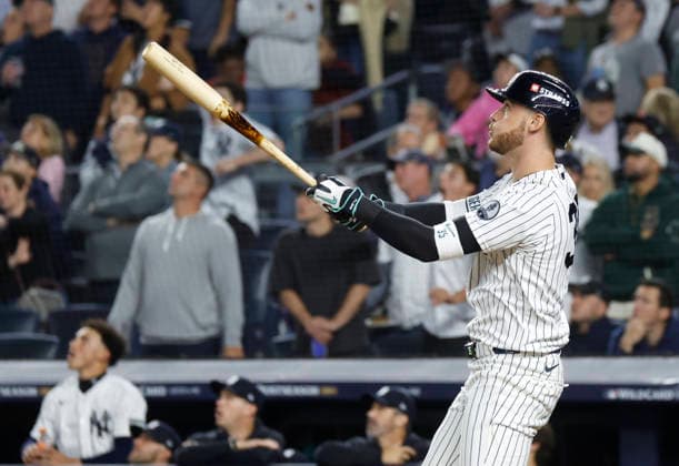 New York Yankees Cody Bellinger (35) hits a three-run home run against the Boston Red Sox in the sixth inning of an MLB, Baseball Herren, USA American League Wild Card game at Yankee Stadium in New York City, on Wednesday, September 30, 2026.  NYP20260930725 JOHNxANGELILLO