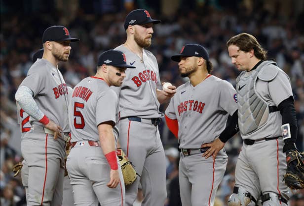 Members of the infield gather on the mound as Boston Red Sox pitcher Garrett Crochet (35) is taken out of the game against the New York Yankees in the sixth inning of an MLB, Baseball Herren, USA American League Wild Card game at Yankee Stadium in New York City, on Wednesday, September 30, 2026.  NYP20260930721 JOHNxANGELILLO