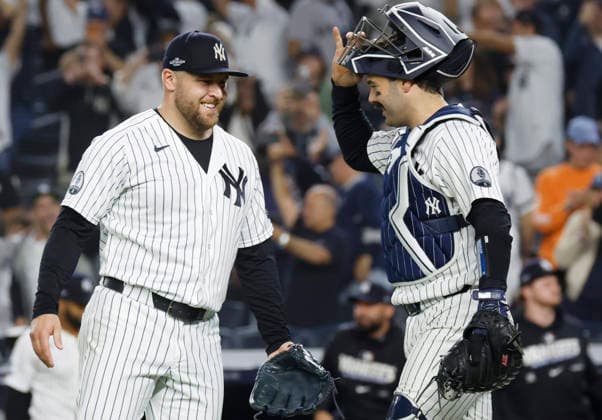 New York Yankees closing pitcher David Bednar (L) celebrates with catcher Austin Wells after the Yankees defeated the Boston Red Sox 9-2 to win their MLB, Baseball Herren, USA American League Wild Card series at Yankee Stadium in New York City, on Wednesday, September 30, 2026. The Yankees advance to play the Tampa Bay Rays in the Division Championship.  NYP20260930727 JOHNxANGELILLO