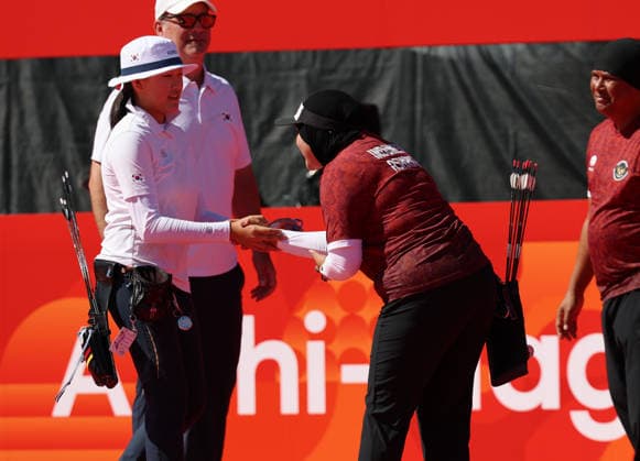 S. Korea-Indonesia archery match at Asian Games S. Korea-Indonesia archery match at Asian Games Kang Yeon-seo (L) of South Korea shakes hands with Nurisa Dian Ashrifah of Indonesia after losing to Ashrifah in the semifinal of the women s individual event in compound archery at the Aichi-Nagoya Asian Games at the Chuo Sogo Park Multipurpose Square in Okazaki, Aichi Prefecture, central Japan, on Oct. 1, 2026. (Yonhap) 2026-10-01 11:36:41 <Copyright ¨Ï 1980-2026 YONHAPNEWS AGENCY. .> ÀÏº» ÀÏº» EDITORIAL USE ONLY  Copyright: xx Korea-Indonesia ???x 0868281274st