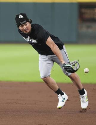 Baseball: Wild Card Series between White Sox and Astros Chicago White Sox first baseman Munetaka Murakami takes part in fielding practice before Game 2 of the best-of-three American League Wild Card Series against the Houston Astros at Daikin Park in Houston, Texas, on Sept. 30, 2026.  A14AA0005629540P