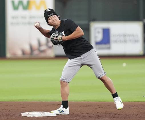 Baseball: Wild Card Series between White Sox and Astros Chicago White Sox first baseman Munetaka Murakami takes part in fielding practice before Game 2 of the best-of-three American League Wild Card Series against the Houston Astros at Daikin Park in Houston, Texas, on Sept. 30, 2026.  A14AA0005629539P