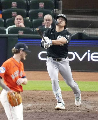 Baseball: Wild Card Series between White Sox and Astros Chicago White Sox first baseman Munetaka Murakami watches his fly ball in the fifth inning of Game 2 of the best-of-three American League Wild Card Series against the Houston Astros at Daikin Park in Houston, Texas, on Sept. 30, 2026.  A14AA0005629546P