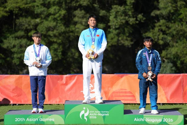 (261001) -- TOYOTA, Oct. 1, 2026 -- Gold medalist Zhang Zhicheng (C) of China, silver medalist Wu Jung-cheng (L) of Chinese Taipei and bronze medalist Piyanath Koetsuk of Thailand pose during the victory ceremony for the men s canoe single of canoe slalom at the 20th Asian Games Aichi-Nagoya 2026 in Toyota of Aichi Prefecture, Japan, Oct. 1, 2026. ) (SP)JAPAN-TOYOTA-ASIAN GAMES-CANOE SLALOM-MEN S CANOE SINGLE ZhangxHaobo 