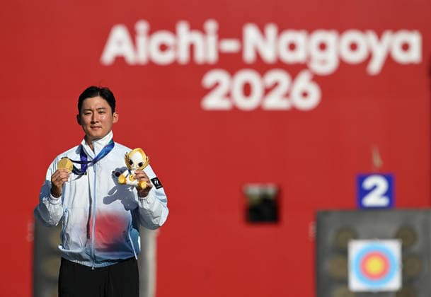 (261001) -- OKAZAKI, Oct. 1, 2026 -- Gold medalist Kim Jongho of South Korea poses for photos during the victory ceremony for the compound men s individual of archery at the 20th Asian Games Aichi-Nagoya 2026 in Okazaki of Aichi Prefecture, Japan, Oct. 1, 2026. ) (SP)JAPAN-OKAZAKI-ASIAN GAMES-ARCHERY-COMPOUND MEN S INDIVIDUAL YuxYang 