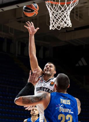 Maccabi Rapyd Tel Aviv v Besiktas Istanbul - Euroleague 2026 2027 Ante Zizic, 41 of Besiktas Istanbul in action against Daniel Theis, 23 of Maccabi Rapyd Tel Aviv during the 2026 2027 EuroLeague match between Maccabi Rapyd Tel Aviv v Besiktas Istanbul at Aleksandar Nikolic Hall on September 30, 2025 in Belgrade, Serbia. Belgrade Serbia Copyright: xVatroslavxHladny x