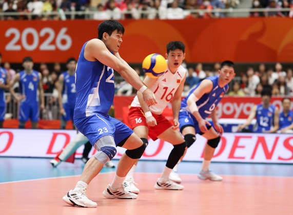 (261001) -- OKAZAKI, Oct. 1, 2026 -- Wang Bin (L) of China digs the ball during the men s volleyball quarterfinal match between China and Thailand at the 20th Asian Games Aichi-Nagoya 2026 in Okazaki of Aichi Prefecture, Japan, Oct. 1, 2026. ) (SP)JAPAN-OKAZAKI-ASIAN GAMES-VOLLEYBALL-MEN-QUARTERFINAL JiaxHaocheng 