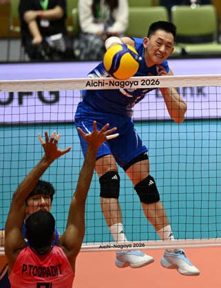 (261001) -- OKAZAKI, Oct. 1, 2026 -- Yu Yuantai (R) of China spikes the ball during the men s volleyball quarterfinal match between China and Thailand at the 20th Asian Games Aichi-Nagoya 2026 in Okazaki of Aichi Prefecture, Japan, Oct. 1, 2026. ) (SP)JAPAN-OKAZAKI-ASIAN GAMES-VOLLEYBALL-MEN-QUARTERFINAL JiaxHaocheng 