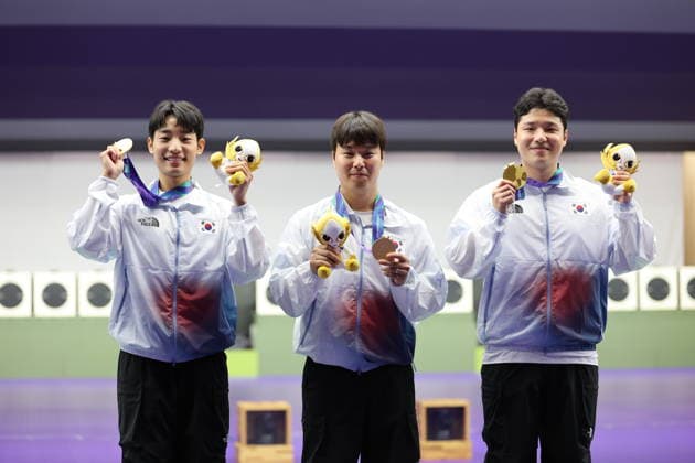 S. Korea wins gold in men s team rapid fire pistol shooting S. Korea wins gold in men s team rapid fire pistol shooting (From L to R) Lee Gun-hyeok, Yoon Seo-yeong and Song Jong-ho of South Korea pose for a photo with their gold medals during the medal ceremony after winning the men s team 25-meter rapid fire pistol shooting event at the 2026 Aichi-Nagoya Asian Games at Aichi Prefectural General Shooting Gallery in Toyota, Aichi Prefecture, central Japan, on Oct. 1, 2026. (Yonhap) 2026-10-01 18:48:54 <Copyright ¨Ï 1980-2026 YONHAPNEWS AGENCY. .> ÀÏº» EDITORIAL USE ONLY  Copyright: xx Korea ???x 0868305638st