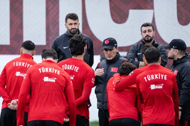 Turkiye complete preparations for UEFA Nations League match against Belgium ISTANBUL, TURKIYE - OCTOBER 1: Vincenzo Montella, head coach of Turkiye gives tactics as Turkish national football players take part in the last training session for their third UEFA Nations League Group A match against Belgium, in Istanbul, Turkiye on October 1, 2026. Celal Gunes Anadolu Istanbul Turkey. Editorial use only. Please get in touch for any other usage.  Copyright: x2026xAnadoluxCelalxGunesx