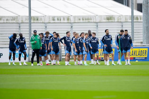 October 1, 2026, Soccer, FC Schalke 04 practice. The players stand together, waiting for the signal from strength and conditioning coach Alexander Storck. FC Schalke 04, Gelsenkirchen, FC Schalke 04 training facility, North Rhine-Westphalia, Germany. xRHR PHOTO YYx Copyright: RHR-FOTOx RHR-FOTO YY