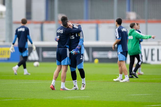 October 1, 2026, Soccer, FC Schalke 04 practice: Robin Gosens of FC Schalke 04 hugs goalkeeper Kevin Müller; FC Schalke 04 Gelsenkirchen training facility; FC Schalke 04; North Rhine-Westphalia, Germany; xRHR PHOTO YYx Copyright: RHR-FOTOx RHR-FOTO YY