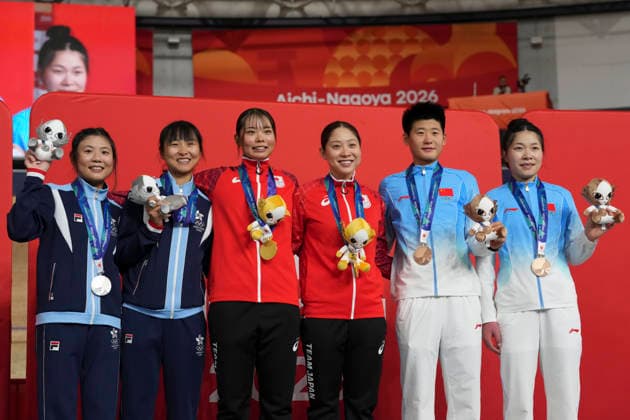 (260930) -- IZU, Oct.1, 2026 (Xinhua) -- Gold medalists Kakita Maho (3rd L) Uchino Tsuyaka (3rd R) of Japan, silver medalists Lee Sze Wing (2nd L) Leung Wing Yee (1st L) of Hong Kong of China, bronze medalists Chen Ning (2nd R) Gong Xianbing of China pose during the awarding ceremony for the women s Madison of cycling track at the 20th Asian Games Aichi-Nagoya 2026 in Izu of Shizuoka Prefecture, Japan, Oct. 1, 2026. (Xinhua ) (SP)JAPAN-IZU-CYCLING TRACK-ASIAN GAMES-WOMEN S MADISON-FINAL  - ZUMA-CYC 0868308956st Copyright: xZhouxMix