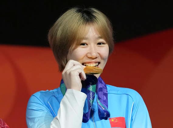 (261001) -- NAGOYA, Oct. 1, 2026 -- Gold medalist Zhang Yuetong of China poses during the awarding ceremony for the women s boulder of climbing at the 20th Asian Games Aichi-Nagoya 2026 in Nagoya, Japan, Oct. 1, 2026. ) (SP)JAPAN-NAGOYA-ASIAN GAMES-SPORT CLIMBING-WOMEN-BOULDER-FINAL JiaxYuchen 