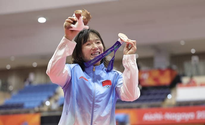 (261001) -- NAGOYA, Oct. 1, 2026 -- Bronze medalist Zhang Qi of China poses during the awarding ceremony for the women s 62kg of Wrestling at the 20th Asian Games Aichi-Nagoya 2026 in Nagoya, Japan, Oct. 1, 2026. ) (SP)JAPAN-NAGOYA-ASIAN GAMES-WRESTLING-WOMEN S 62KG LongxLei 