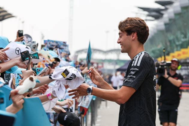 KUALA LUMPUR, MALAYSIA - OCTOBER 01: George Russell of Great Britain and Mercedes-AMG PETRONAS F1 Team signing authographs in the pit during previews ahead of the FIA Formula 1 Grand Prix of Bahrain in Malaysia at the Sepang Circuit on October 01, 2026 in Kuala Lumpur, Malaysia. (Photo by Qian Jun SPP-Paddocker) Copyright: xQianxJun SPP-Paddockerx Sportspressphoto_SPR243345