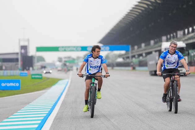 KUALA LUMPUR, MALAYSIA - OCTOBER 01: Arvid Lindblad of Great Britain and Visa Cash App Racing Bulls Formula 1 Team rides his bicycle on track during previews ahead of the FIA Formula 1 Grand Prix of Bahrain in Malaysia at the Sepang Circuit on October 01, 2026 in Kuala Lumpur, Malaysia. (Photo by Qian Jun SPP-Paddocker) Copyright: xQianxJun SPP-Paddockerx Sportspressphoto_SPR243365