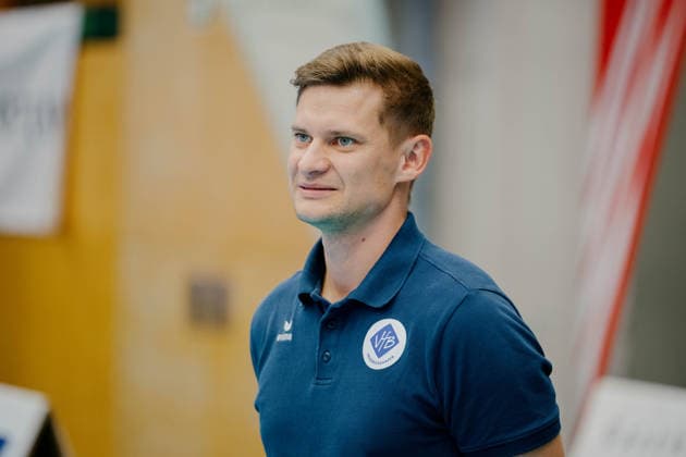 VOLLEYBALL - Coppa Pallavolo Senza Confini HARTBERG,AUSTRIA,01.OCT.26 - VOLLEYBALL - Coppa Pallavolo Senza Confini, VfB Friedrichshafen vs ACH Volley Ljubljana. Image shows head coach Adam Swaczyna (Friedrichshafen).  GEPAxpictures xRomanxKoenigshofer