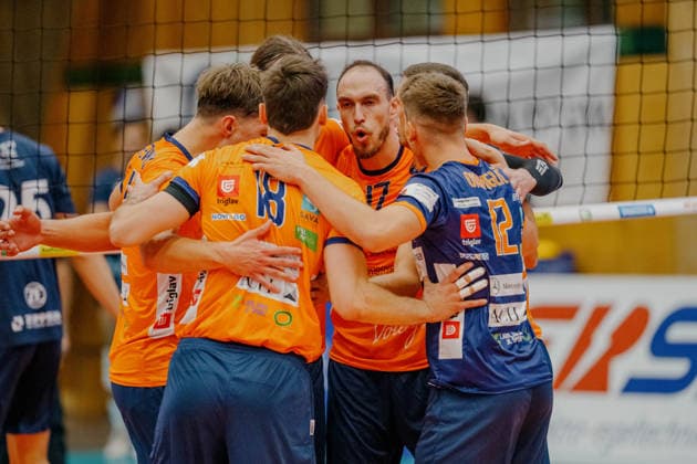 VOLLEYBALL - Coppa Pallavolo Senza Confini HARTBERG,AUSTRIA,01.OCT.26 - VOLLEYBALL - Coppa Pallavolo Senza Confini, VfB Friedrichshafen vs ACH Volley Ljubljana. Image shows the rejoicing of Ljubljana.  GEPAxpictures xRomanxKoenigshofer