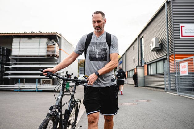 easycredit BBL Basketball Bundesliga 2026–2027 Make-up Game, Matchday 1: Science City Jena vs. RASTA Vechta on October 1, 2026. Jena coach Steven Esterkamp rides his bike to the game at Sparkassen Arena.