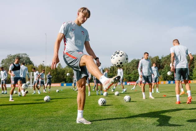 01.10.2026 KEPA, HOTEL BONIFACIO PILKA NOZNA (FOOTBALL) LIGA NARODOW UEFA 2026 - DYWIZJA B OFICJALNA KONFERENCJA I TRENING REPREZENTACJI POLSKI NZ KACPER POTULSKI FOTO LUKASZ GROCHALA CYFRASPORT NEWSPIX.PL --- newspix.pl Polish football national team, Nationalteam training and press conference, PK, Pressekonferenz in Kepa near Sochocin POLAND OUT! 