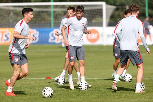 Kepa kolo Sochocina 01.10.2026 Trening reprezentacji Polski - - - Polish football national team, Nationalteam training session in Kepa near Sochocin Robert Lewandowski Sebastian Szymanski Fot. Marcin Solarz FotoPyk NEWSPIX.PL --- newspix.pl POLAND OUT! 