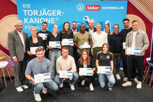 Winners of the Kicker and DFB Top Scorer Award for Everyone : Alexandra Popp and Philipp Lahm. Munich, October 1, 2026. Germany vs. Serbia, UEFA Nations League, Matchday 3, Allianz Arena