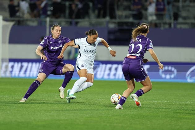 FK Austria Wien v FC Internazionale Milano - UEFA Women s Champions League 26 27 MD2 Olivia Schough of FC Internazionale Milano in action with Modesta Uka of FK Austria Wien during the UEFA Women s Champions League Matchday 2 match between FK Austria Wien and FC Internazionale Milano at Franz-Horr-Stadion on October 1, 2026 in Vienna, Austria. Vienna Franz-Horr-Stadion Austria Copyright: xYigitxOerme PSxImagesxYigitxOerme PSxImagesx