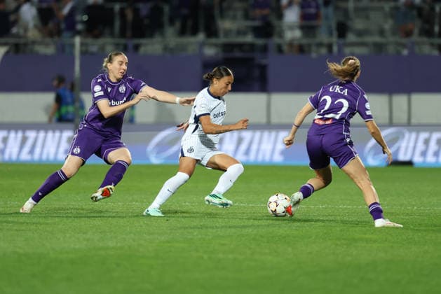 FK Austria Wien v FC Internazionale Milano - UEFA Women s Champions League 26 27 MD2 Olivia Schough of FC Internazionale Milano in action with Modesta Uka of FK Austria Wien during the UEFA Women s Champions League Matchday 2 match between FK Austria Wien and FC Internazionale Milano at Franz-Horr-Stadion on October 1, 2026 in Vienna, Austria. Vienna Franz-Horr-Stadion Austria Copyright: xYigitxOerme PSxImagesxYigitxOerme PSxImagesx
