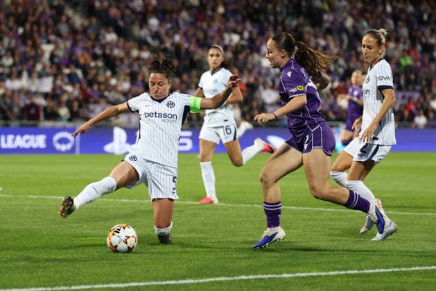 FK Austria Wien v FC Internazionale Milano - UEFA Women s Champions League 26 27 MD2 Ivana Andres Sanz of FC Internazionale Milano defends her side against Elisa Pfattner of FK Austria Wien during the UEFA Women s Champions League Matchday 2 match between FK Austria Wien and FC Internazionale Milano at Franz-Horr-Stadion on October 1, 2026 in Vienna, Austria. Vienna Franz-Horr-Stadion Austria Copyright: xYigitxOerme PSxImagesxYigitxOerme PSxImagesx