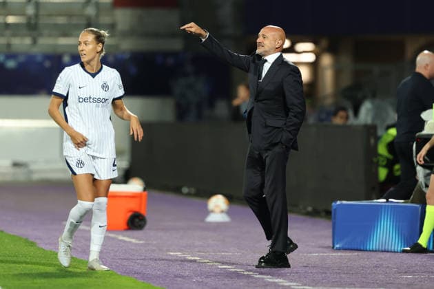 FK Austria Wien v FC Internazionale Milano - UEFA Women s Champions League 26 27 MD2 Head Coach of FC Internazionale Milano, David Sassarini reacts and gestures during the UEFA Women s Champions League Matchday 2 match between FK Austria Wien and FC Internazionale Milano at Franz-Horr-Stadion on October 1, 2026 in Vienna, Austria. Vienna Franz-Horr-Stadion Austria Copyright: xYigitxOerme PSxImagesxYigitxOerme PSxImagesx