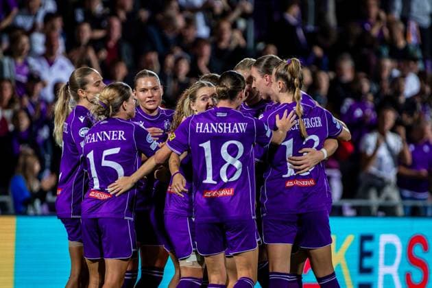 SOCCER - WCL, A.Wien vs Inter VIENNA,AUSTRIA,01.OCT.26 - SOCCER - UEFA Women s Champions League, FK Austria Wien vs FC Internationale Milano. Image shows the rejoicing of Patricia Pfanner, Verena Hanshaw and Emma Goetz (A.Wien) with their teammates.  GEPAxpictures xKevinxHackner