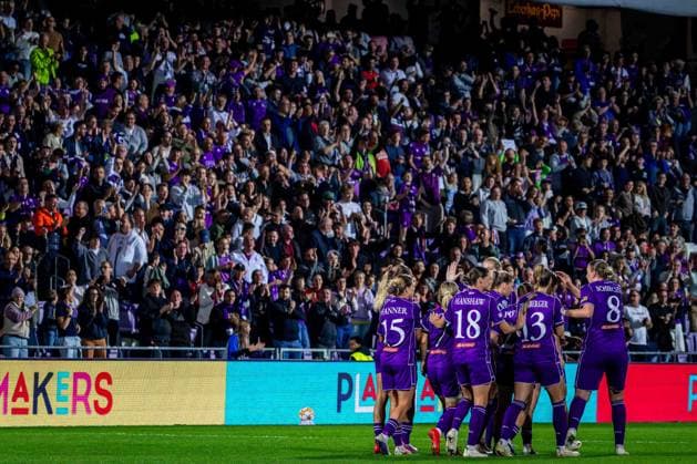 SOCCER - WCL, A.Wien vs Inter VIENNA,AUSTRIA,01.OCT.26 - SOCCER - UEFA Women s Champions League, FK Austria Wien vs FC Internationale Milano. Image shows the rejoicing of FK Austria Wien in front of their fans.  GEPAxpictures xKevinxHackner
