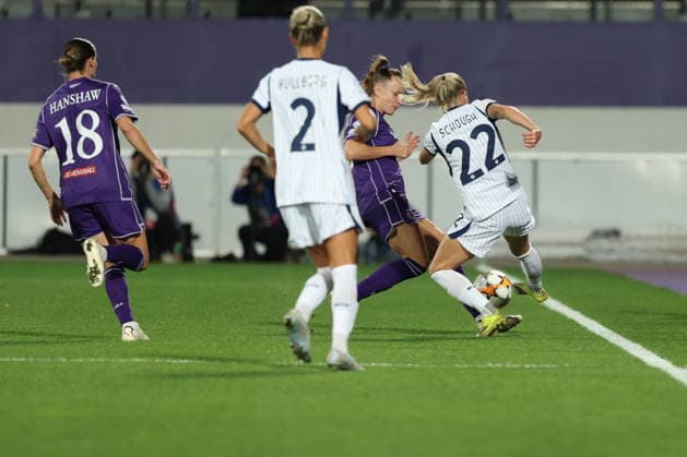 FK Austria Wien v FC Internazionale Milano - UEFA Women s Champions League 26 27 MD2 Olivia Schough of FC Internazionale Milano in action with Verena Hanshaw of FK Austria Wien during the UEFA Women s Champions League Matchday 2 match between FK Austria Wien and FC Internazionale Milano at Franz-Horr-Stadion on October 1, 2026 in Vienna, Austria. Vienna Franz-Horr-Stadion Austria Copyright: xYigitxOerme PSxImagesxYigitxOerme PSxImagesx