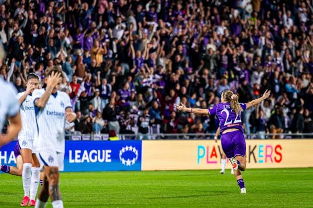 SOCCER - WCL, A.Wien vs Inter VIENNA,AUSTRIA,01.OCT.26 - SOCCER - UEFA Women s Champions League, FK Austria Wien vs FC Internationale Milano. Image shows the rejoicing of Modesta Uka (A.Wien) and the disappointment of FC Internationale Milano.  GEPAxpictures xKevinxHackner
