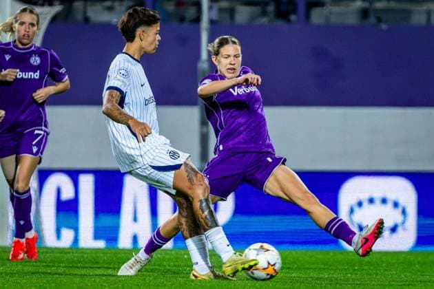 SOCCER - WCL, A.Wien vs Inter VIENNA,AUSTRIA,01.OCT.26 - SOCCER - UEFA Women s Champions League, FK Austria Wien vs FC Internationale Milano. Image shows Samantha van Diemen (Inter) and Patricia Pfanner (A.Wien).  GEPAxpictures xKevinxHackner