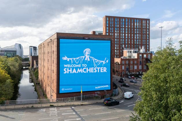Manchester City Women gegen Real Madrid Women, 1. Oktober 2026, UEFA Women’s Champions League, Gruppenphase, Manchester City gegen Real Madrid. Auf einer riesigen Werbetafel des Wettanbieters Paddy Power steht Welcome To Shamchester , in Anspielung auf das Schuldspruch der Premier League im Zusammenhang mit den gegen den Verein erhobenen Vorwürfen. Foto: Simon Stacpoole, Offside, Manchester, Großbritannien  Copyright: xSimonxStacpoolexOffside