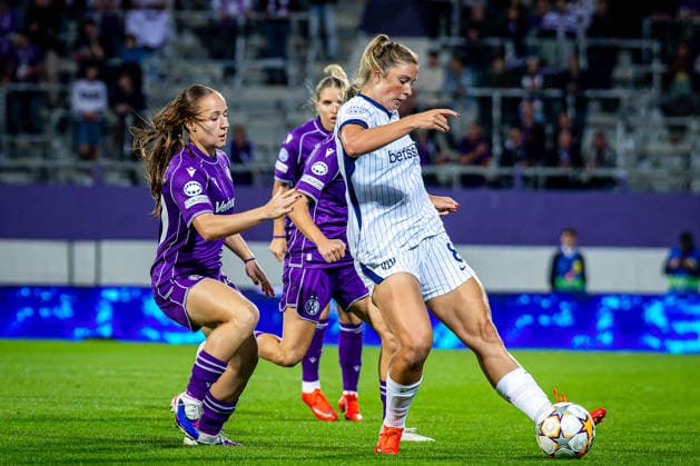 SOCCER - WCL, A.Wien vs Inter VIENNA,AUSTRIA,01.OCT.26 - SOCCER - UEFA Women s Champions League, FK Austria Wien vs FC Internationale Milano. Image shows Valentina Poetzl (A.Wien) and Karolina Vilhjalmsdottir (Inter).  GEPAxpictures xKevinxHackner