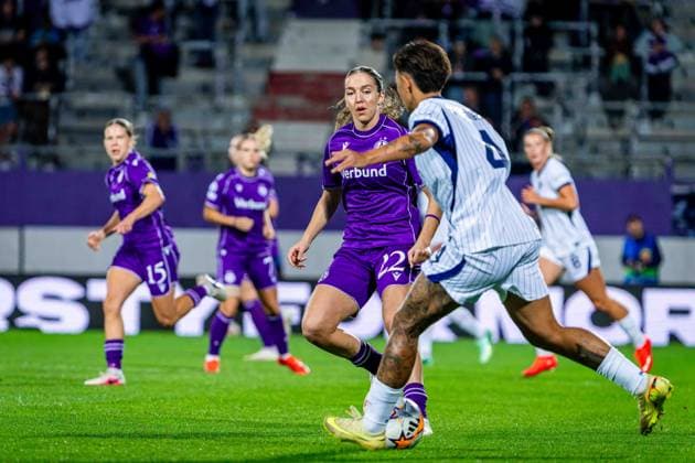 SOCCER - WCL, A.Wien vs Inter VIENNA,AUSTRIA,01.OCT.26 - SOCCER - UEFA Women s Champions League, FK Austria Wien vs FC Internationale Milano. Image shows Modesta Uka (A.Wien) and Samantha van Diemen (Inter).  GEPAxpictures xKevinxHackner