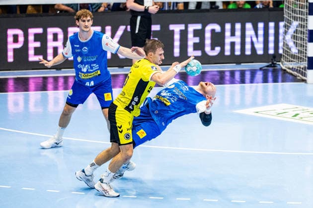 October 1, 2026, GER, Handball, Men, 2026–2027 Season, Opel 1st Division, Matchday 7, ThSV Eisenach vs. TVB Stuttgart, Simone Mengon (TVB Stuttgart), Peter Walz (ThSV Eisenach), 14 99817 Eisenach, Werner Assmann, Halle Am Sportpark, Thuringia, Germany